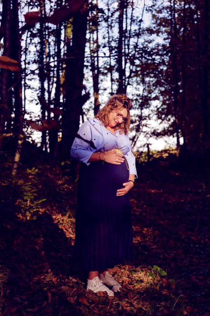 Un instant suspendu de douceur pour cette future maman au cœur des bois normands.