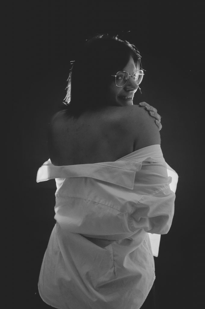 Un instant de douceur et de spontanéité saisi en noir et blanc lors d'une séance lifestyle.