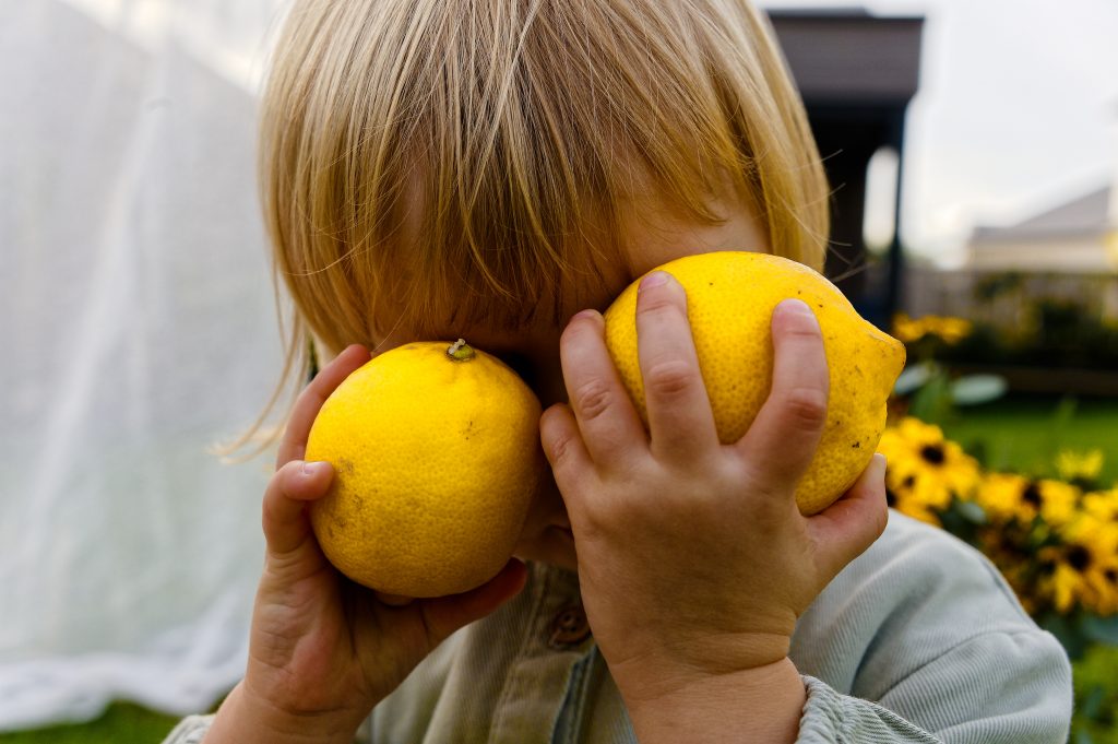 Un instant de jeu spontané et de malice lors d'une séance photo en famille.